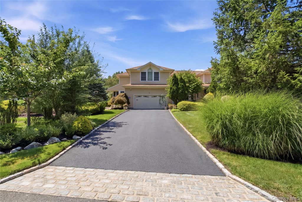 Photo of 323 Baltustrol Circle, Roslyn, NY 11576 (MLS # 1026067)