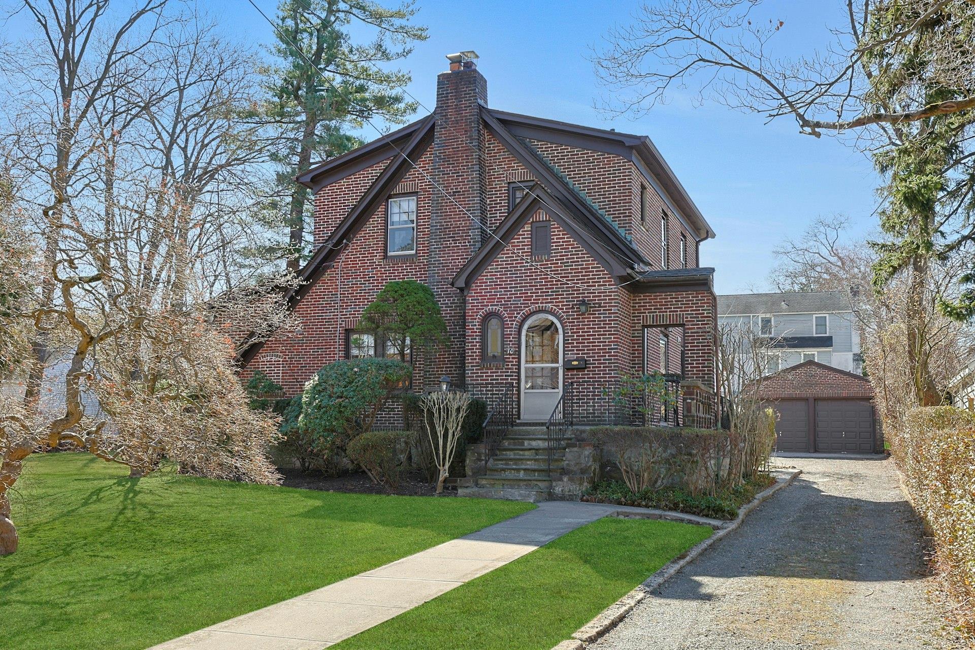 Robins Road, New Rochelle, New York - 3 Bedrooms  
2 Bathrooms  
8 Rooms - 