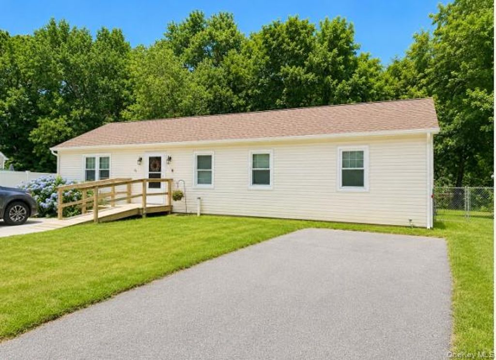 Photo of 14 Shorehaven Boulevard, Ronkonkoma, NY 11779 (MLS # 1021480)