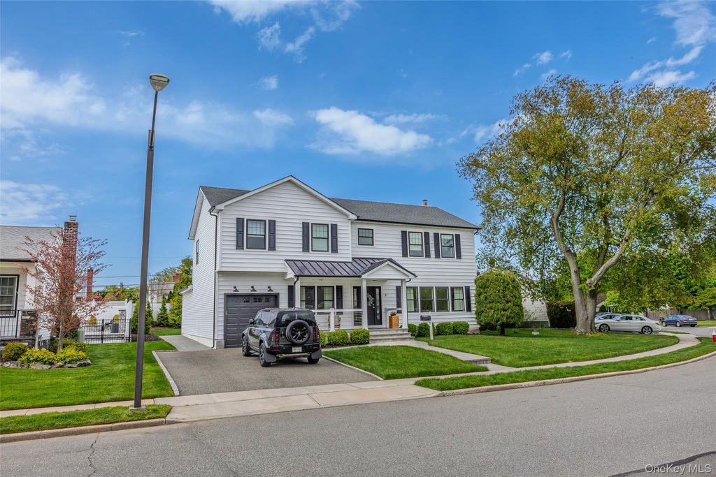 Photo of 8 Piper Place, Old Bethpage, NY 11804 (MLS # 998955)