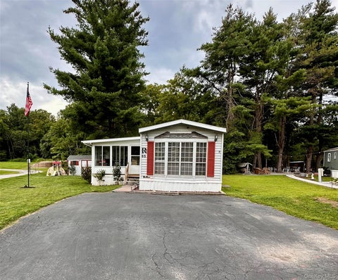 Mobile Home For Sale - 65 Water Loop Loop<br/> Pleasant Valley, NY 12569