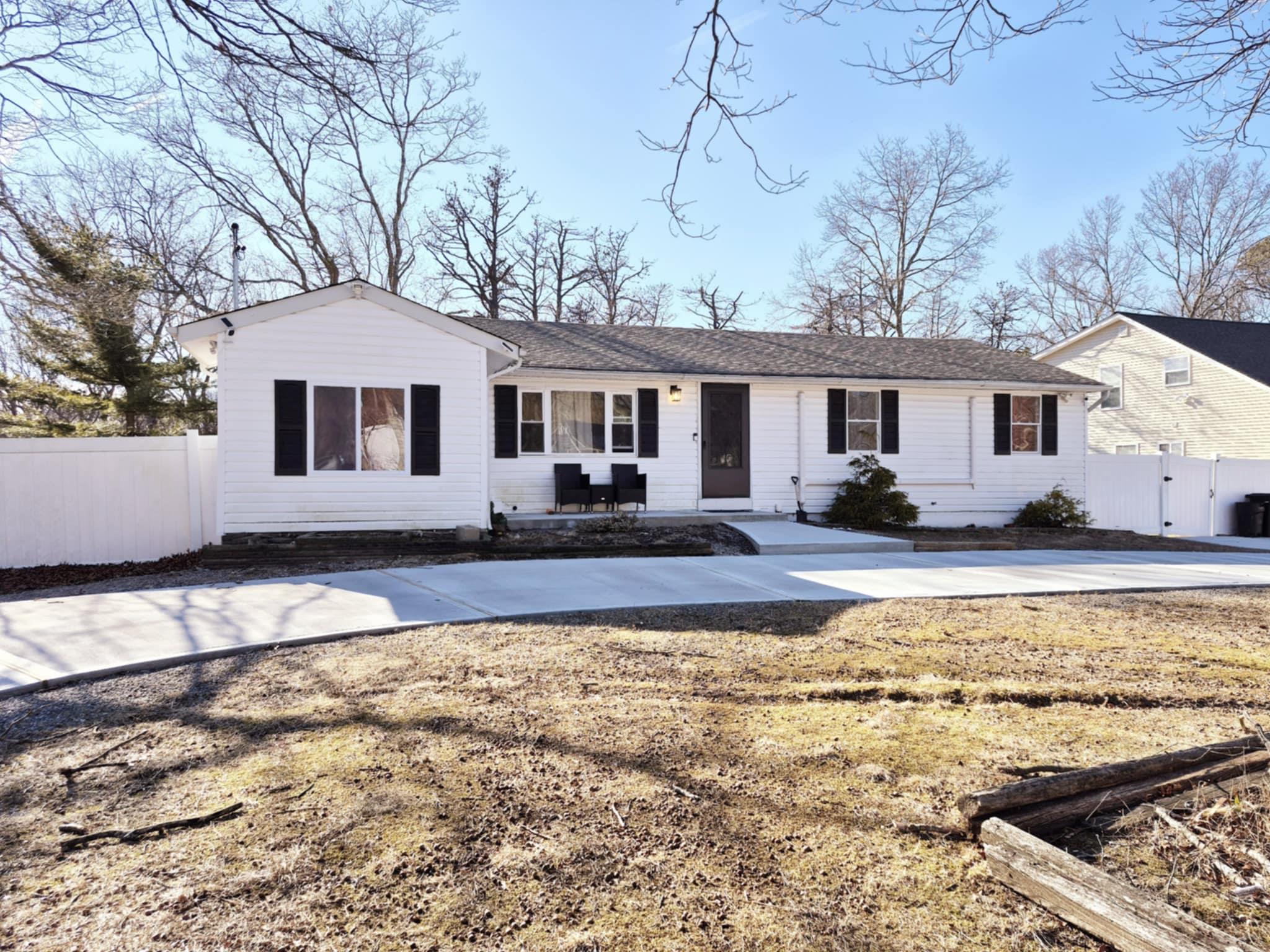 149 W End Avenue, Shirley, New York image 1