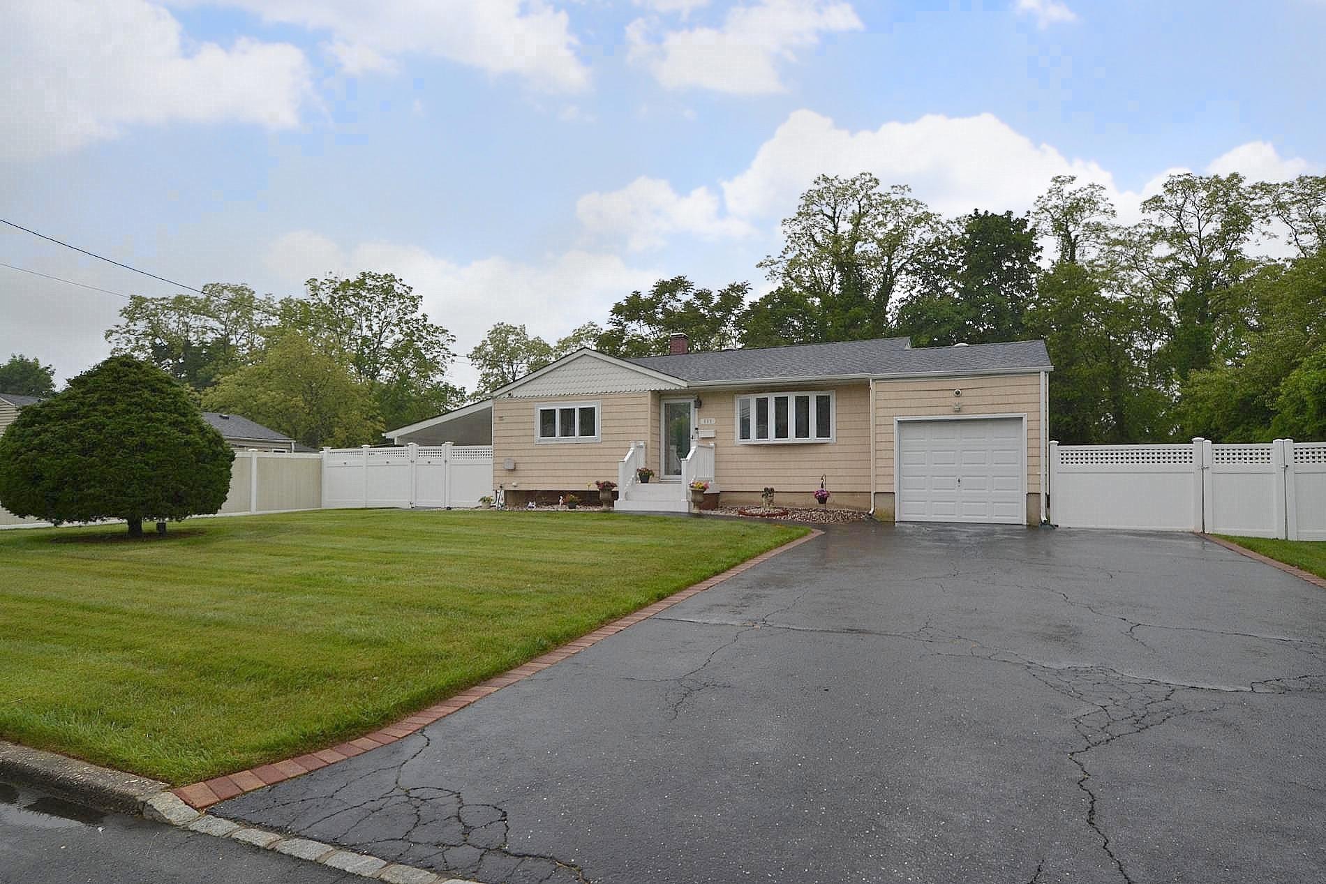 608 Amsterdam Avenue, East Patchogue, New York image 3