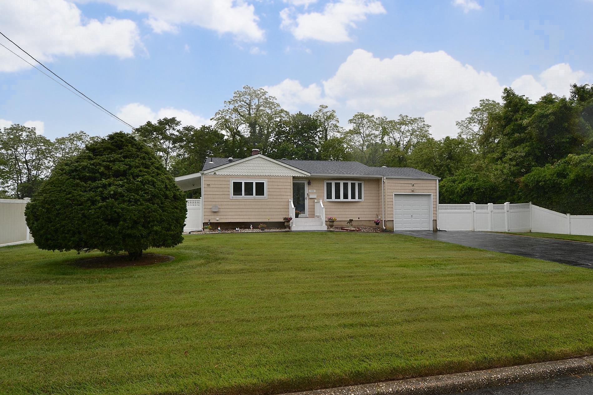 608 Amsterdam Avenue, East Patchogue, New York image 24