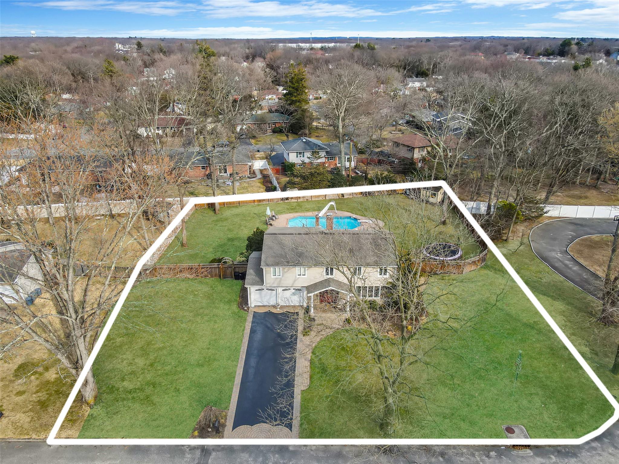 Ingram Court, Smithtown, Hamptons, NY - 4 Bedrooms  
4 Bathrooms - 