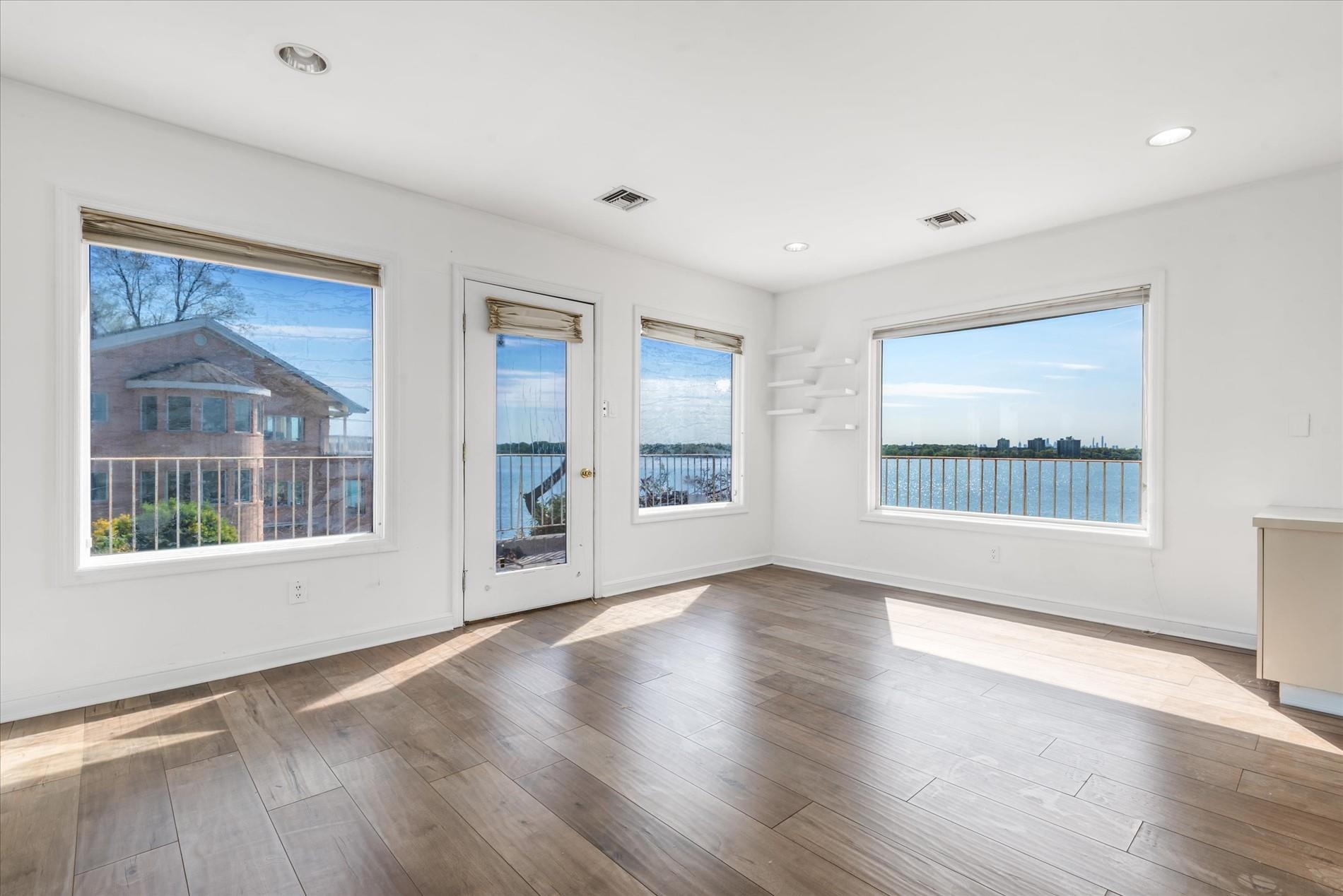 22 Shorecliff Place, Great Neck, New York image 17