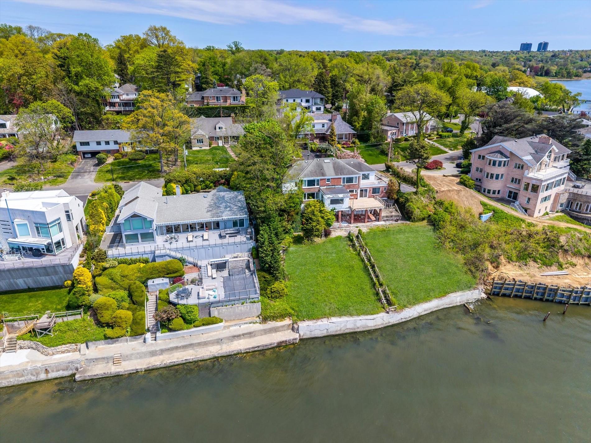 22 Shorecliff Place, Great Neck, New York image 20