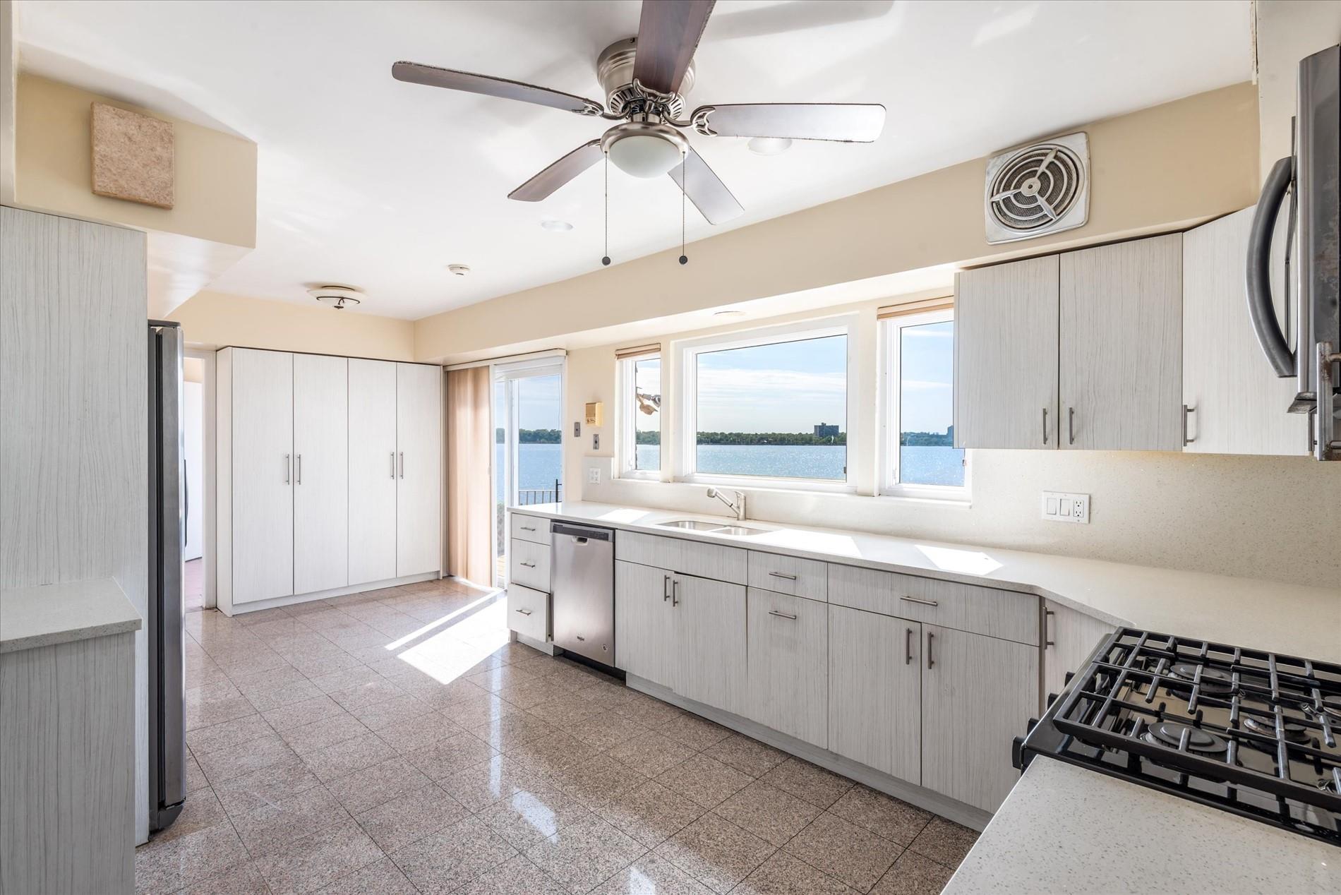 22 Shorecliff Place, Great Neck, New York image 11