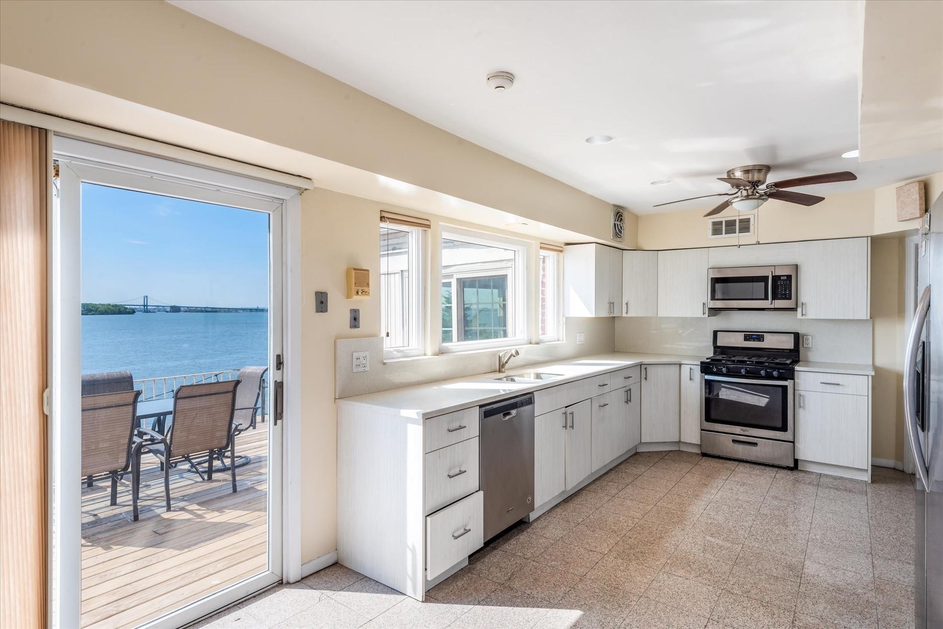 22 Shorecliff Place, Great Neck, New York image 12