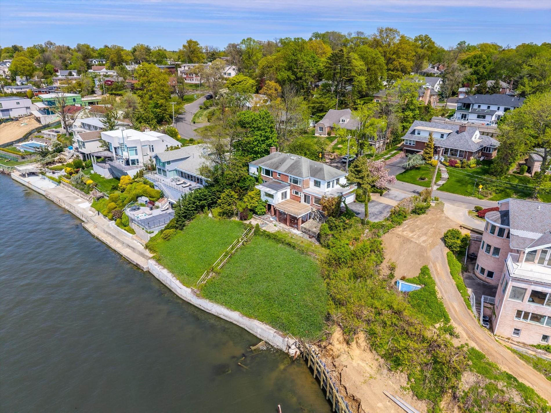 22 Shorecliff Place, Great Neck, New York image 21