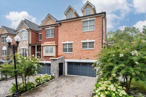 Condo For Sale - 9 The Preserve #9<br/> Woodbury, NY 11797