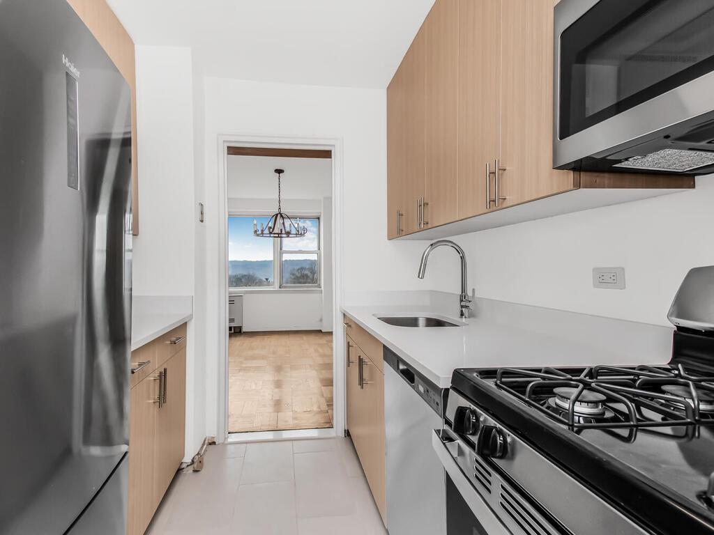 Property for Sale at Henry Hudson Parkway 901, Bronx, New York - Bedrooms: 2 
Bathrooms: 2 
Rooms: 5  - $499,900
