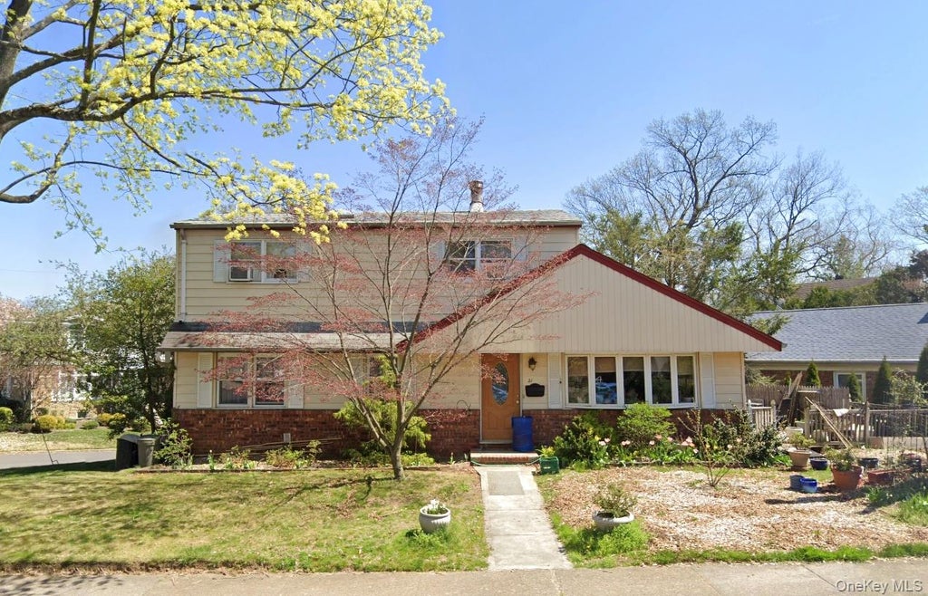 Photo of 21 Glamford Avenue, Port Washington, NY 11050 (MLS # 1027970)