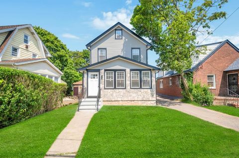 Photo of 272 N Columbus Avenue, Freeport, NY 11520 (MLS # 893279)