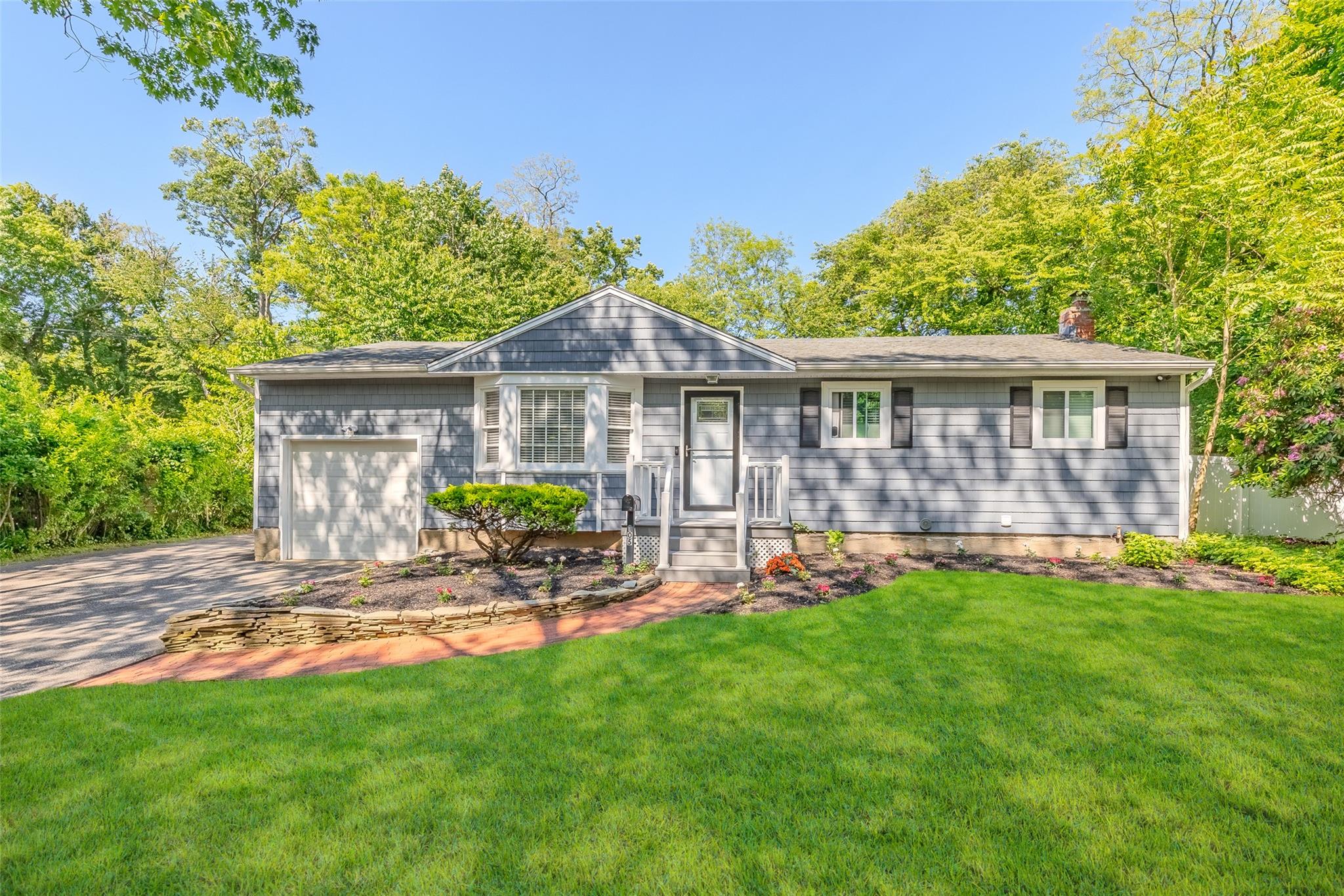 Glenwood Lane, Port Jefferson, Hamptons, NY - 3 Bedrooms  
2 Bathrooms - 