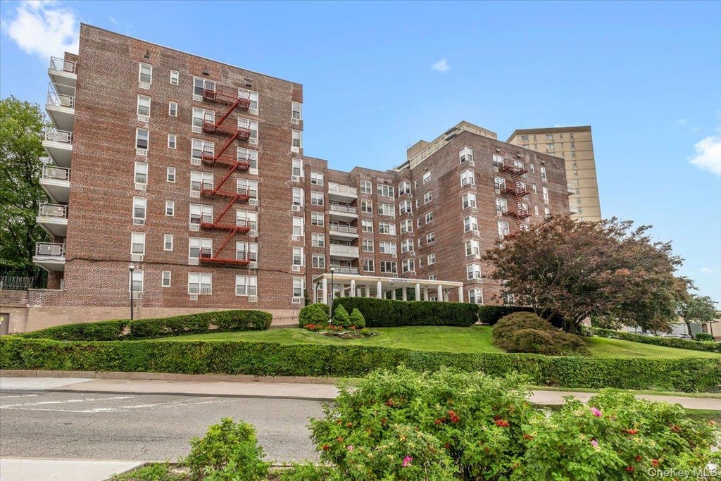 Photo of 601 Kappock Street #1P, Bronx, NY 10463 (MLS # 1042504)