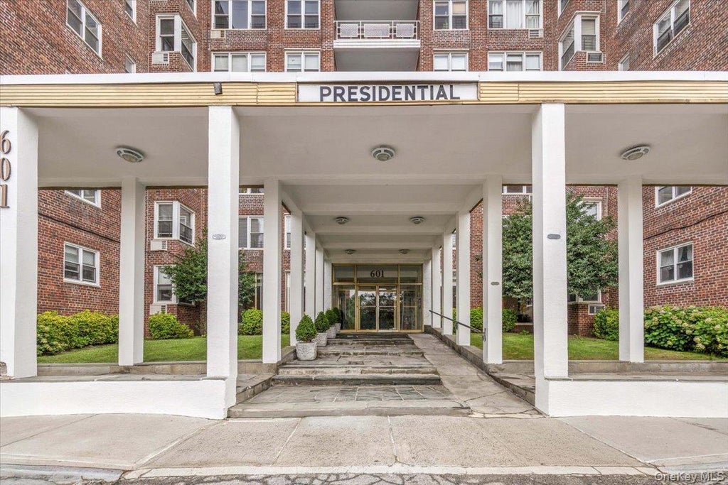 Photo of 601 Kappock Street #1P, Bronx, NY 10463 (MLS # 1042504)
