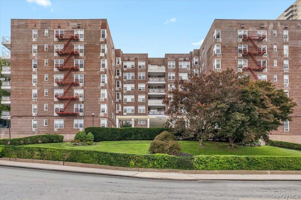 Photo of 601 Kappock Street #1P, Bronx, NY 10463 (MLS # 1042504)