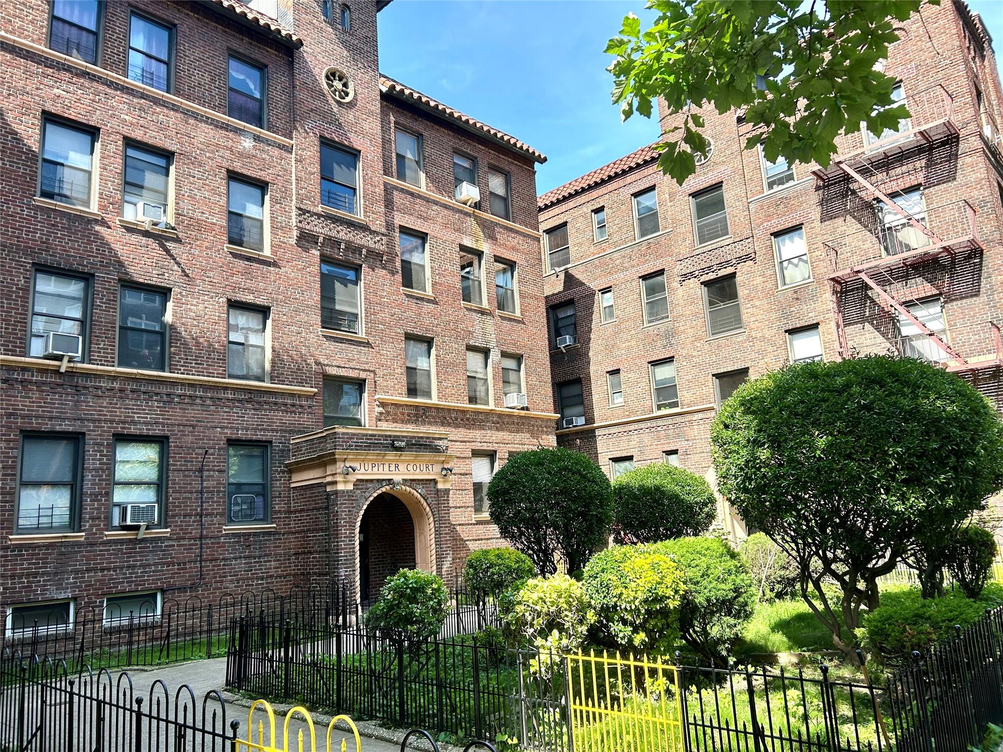 Property for Sale at Saunders Street 3H, Rego Park, Queens, NY - Bedrooms: 1 
Bathrooms: 1 
Rooms: 4  - $225,000