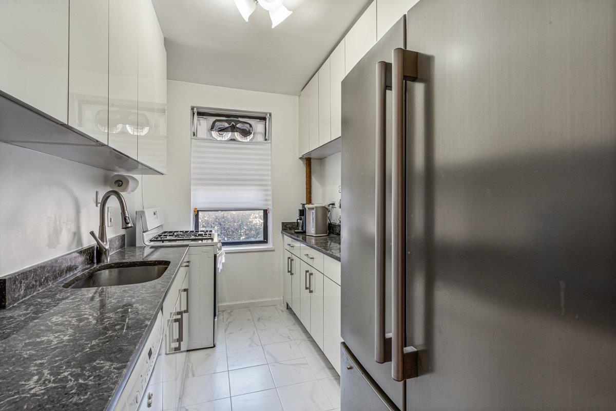 67-40 Yellowstone Boulevard #3B, Forest Hills, New York image 2