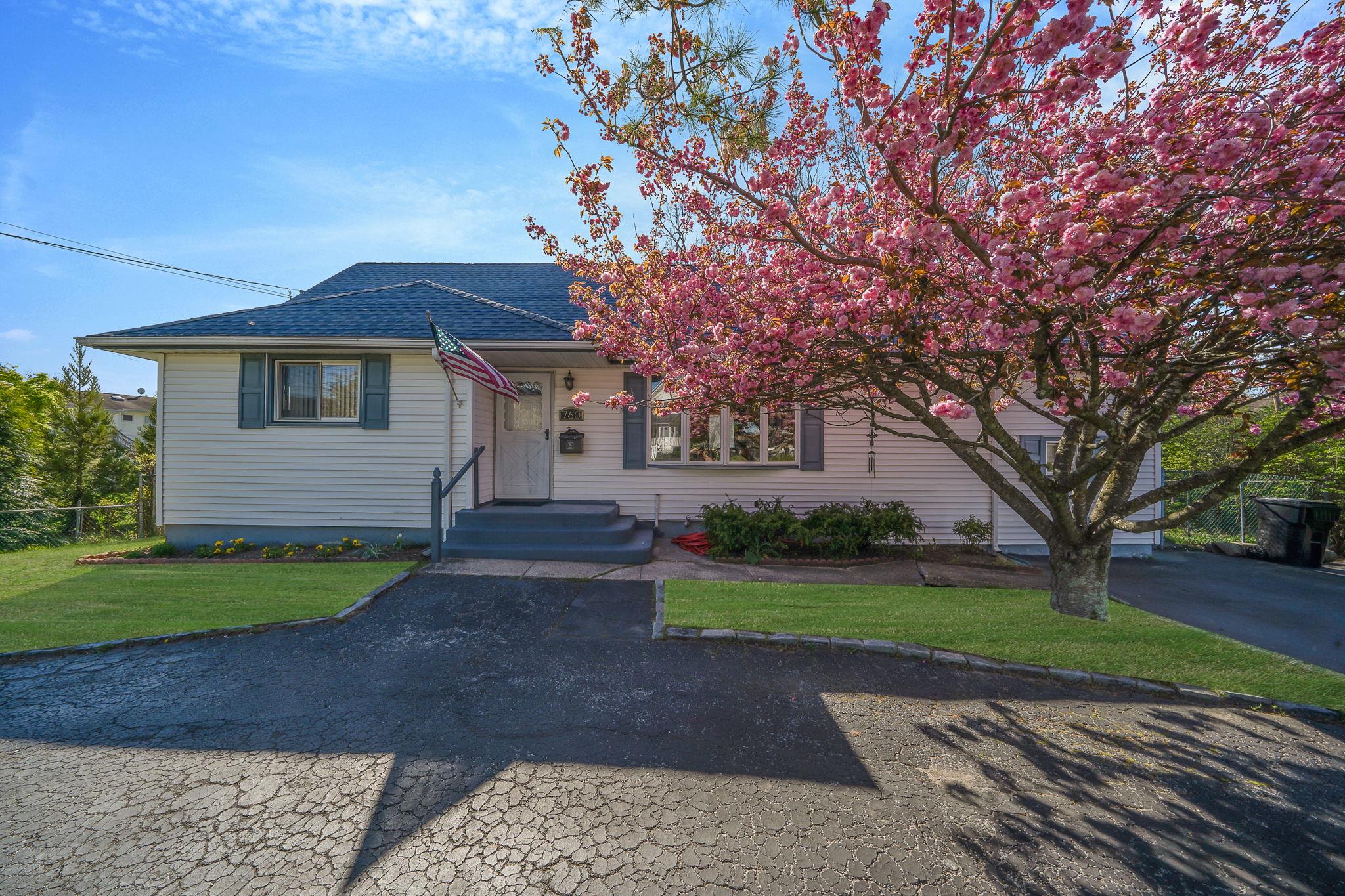 760 Higbie Lane, West Islip, New York image 1