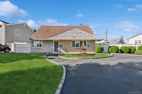 Homes For Sale - 4 Dennis Lane<br/> Nassau County, Bethpage, NY 11714