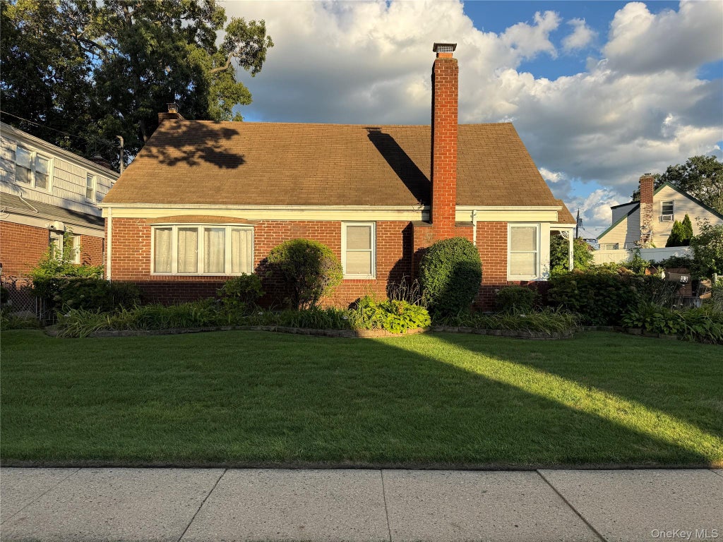 Photo of 33 Ridgewood Street, Valley Stream, NY 11580 (MLS # 1063633)