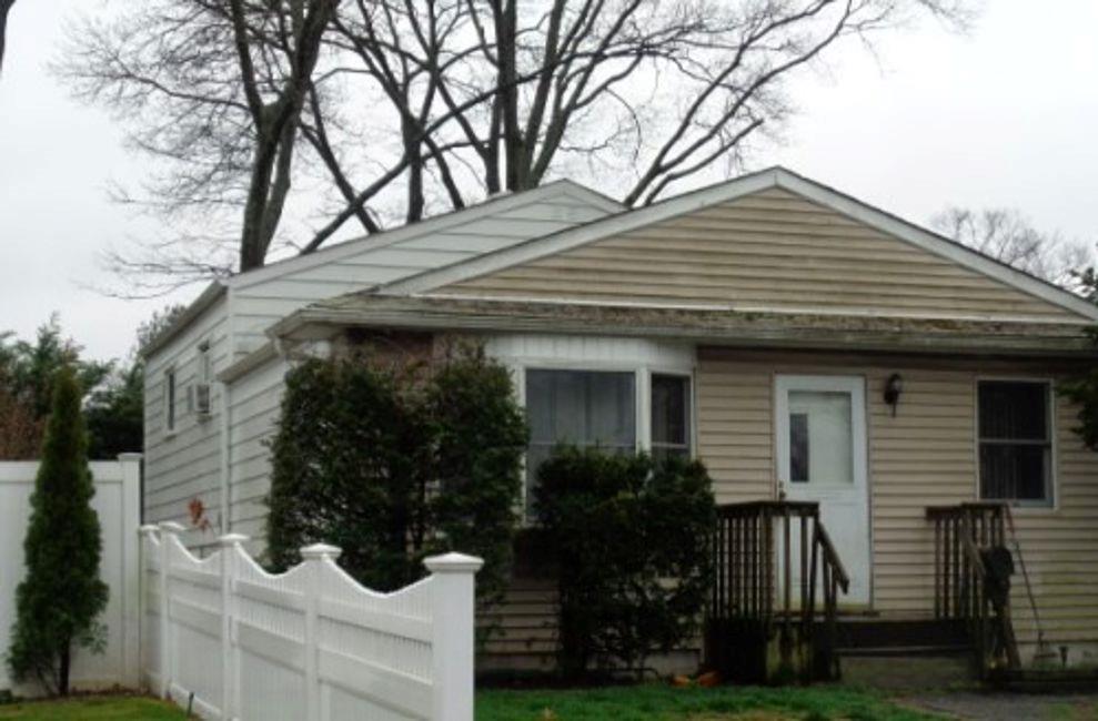792 Glendale Road, West Babylon, New York image 1