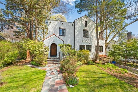 Photo of 40 Lookout Circle, Larchmont, NY 10538 (MLS # 971317)