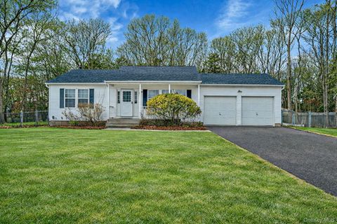 Homes For Sale - 14 Wiltshire Court<br/> Center Moriches, NY 11934