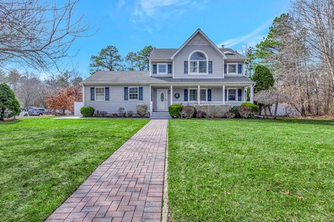 Homes For Sale - 10 Tall Oaks Court<br/> Manorville, NY 11949