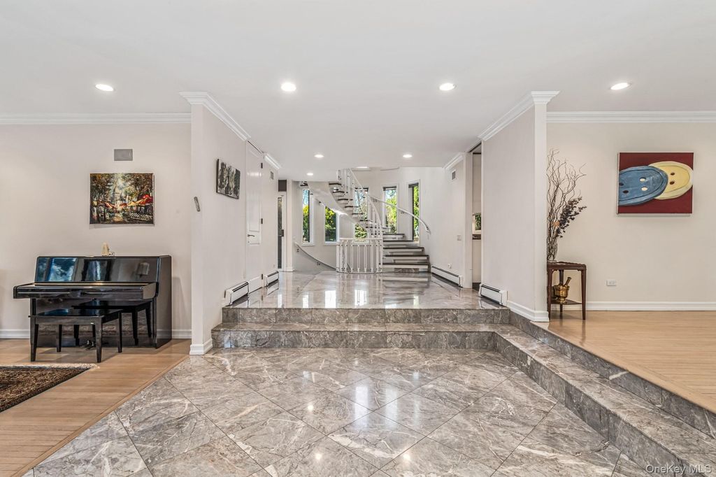 Photo of 6 Coachmans Court, Old Westbury, NY 11568 (MLS # 986337)