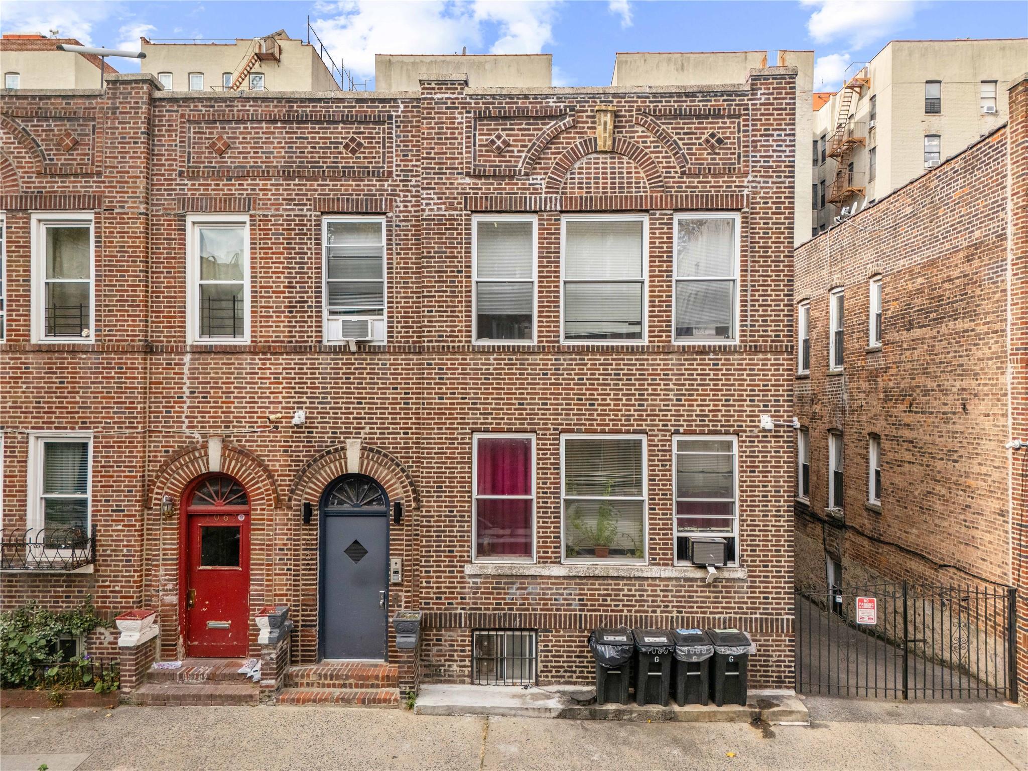 Grant Avenue, Bronx, New York - 9 Bedrooms  
5 Bathrooms - 