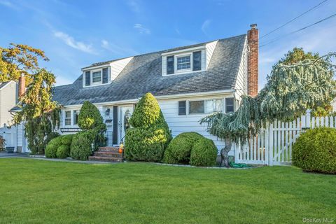 17 Linwood Place Massapequa Park NY 11762