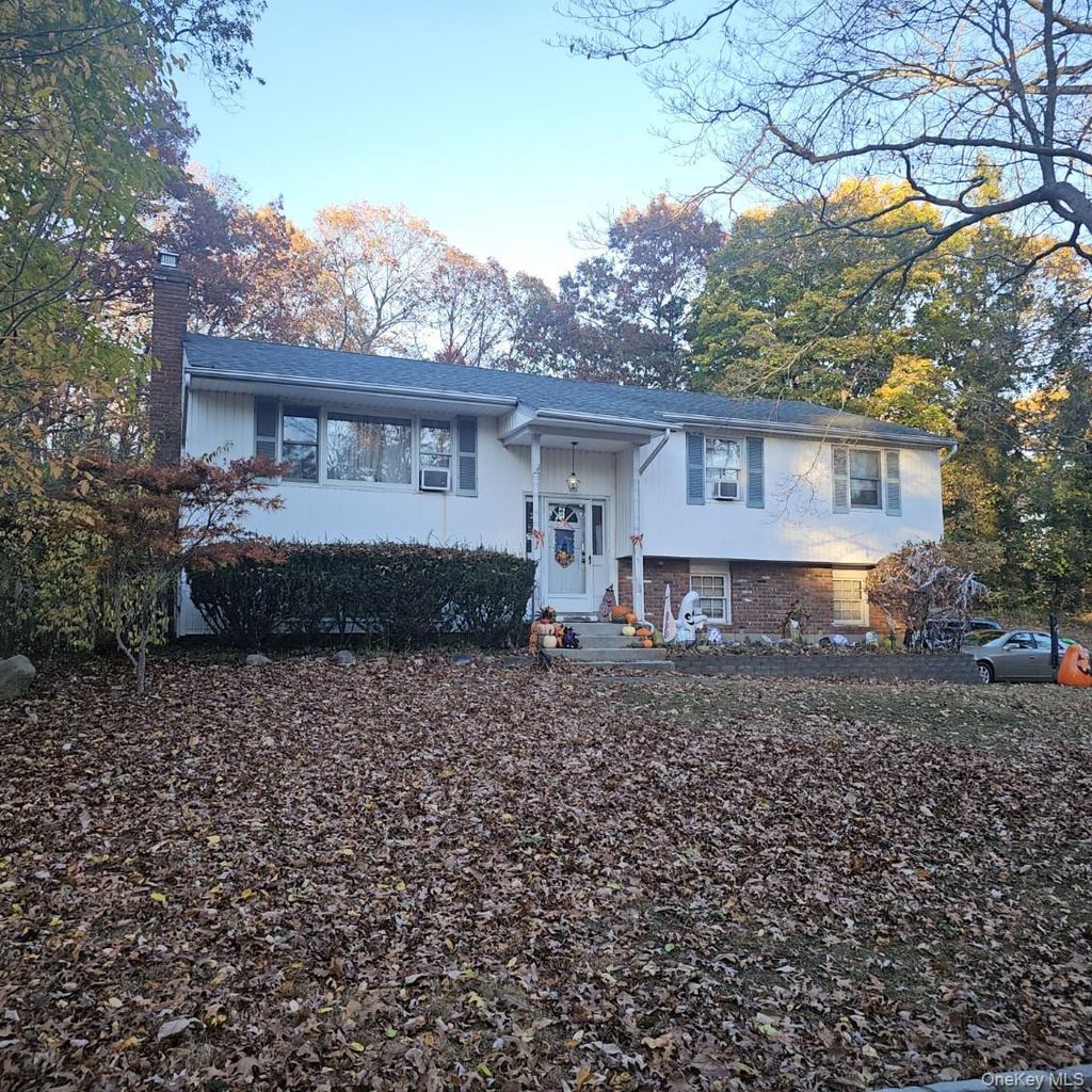 Photo of 42 Noahs Path, Rocky Point, NY 11778 (MLS # 942605)