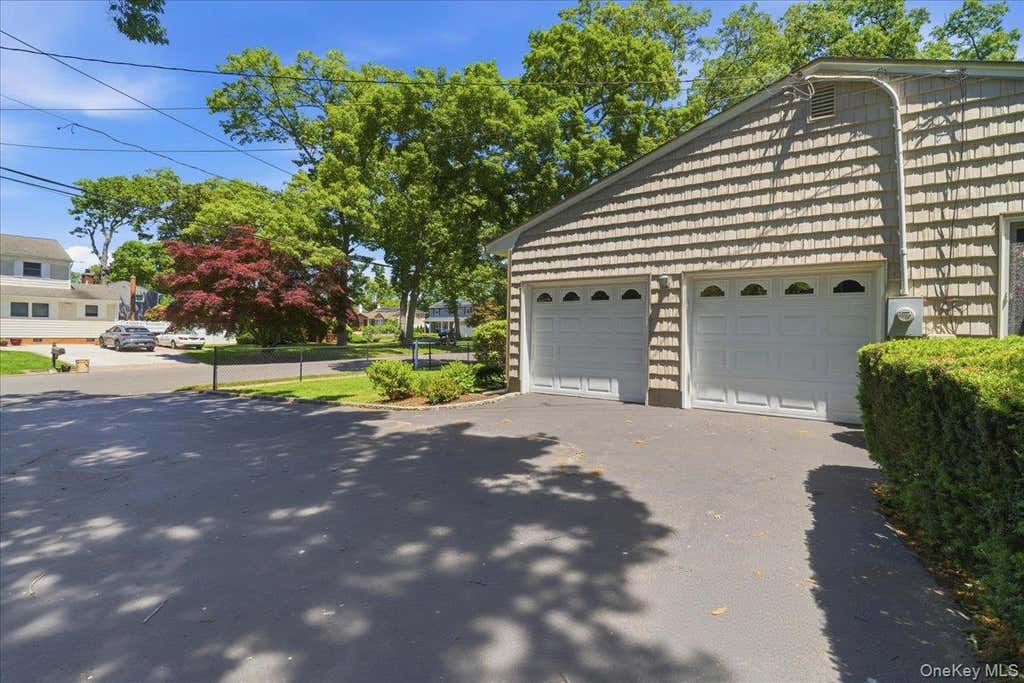 Photo of 22 Stephens Court, Hauppauge, NY 11788 (MLS # 1013485)