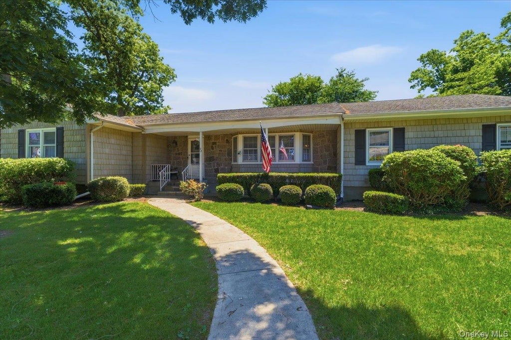 Photo of 22 Stephens Court, Hauppauge, NY 11788 (MLS # 1013485)