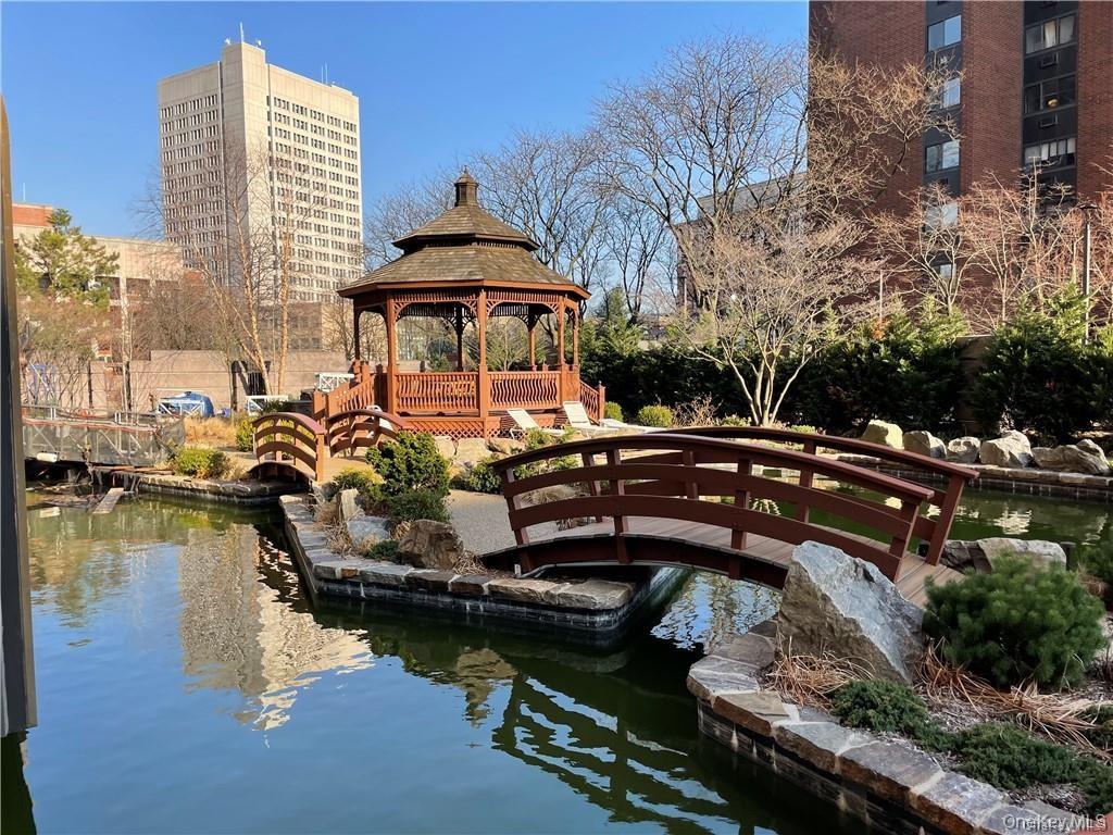 4 Martine Avenue 814