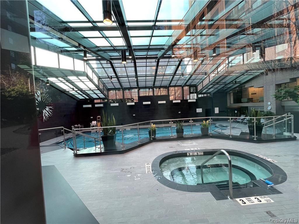 4 Martine Avenue 814