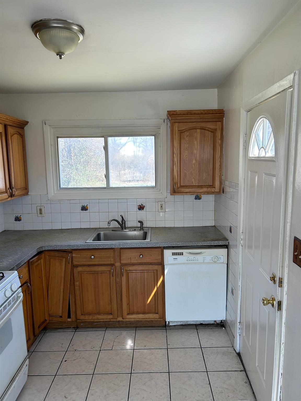 32 Penndale Drive, Amityville, New York image 9