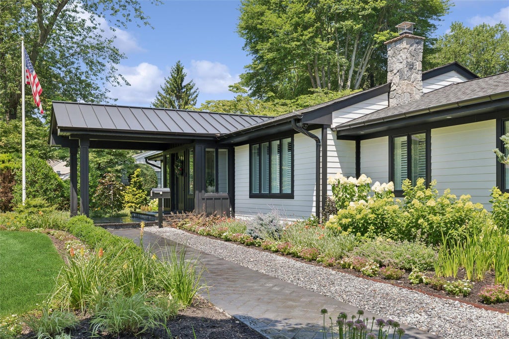 Photo of 7 King Arthurs Court, Saint James, NY 11780 (MLS # 1048649)