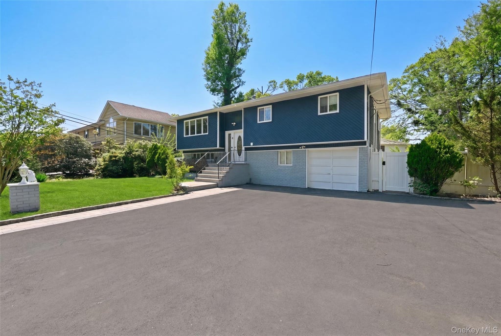 Photo of 18 Park Drive E, Syosset, NY 11791 (MLS # 1060591)