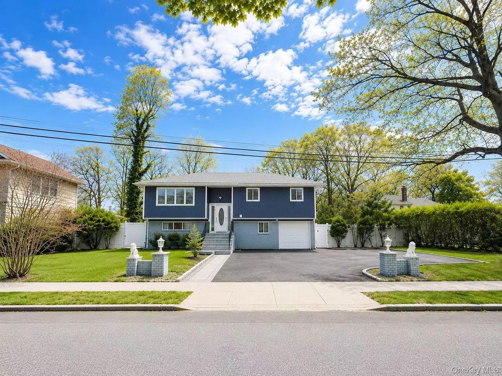 Photo of 18 Park Drive E, Syosset, NY 11791 (MLS # 1060591)