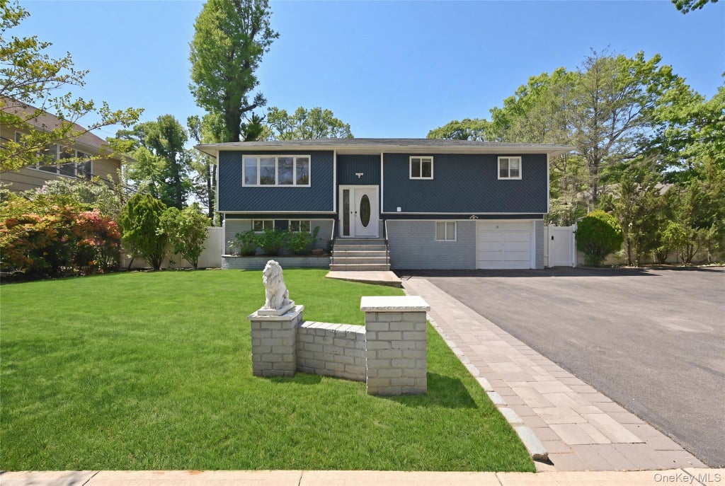 Photo of 18 Park Drive E, Syosset, NY 11791 (MLS # 1060591)