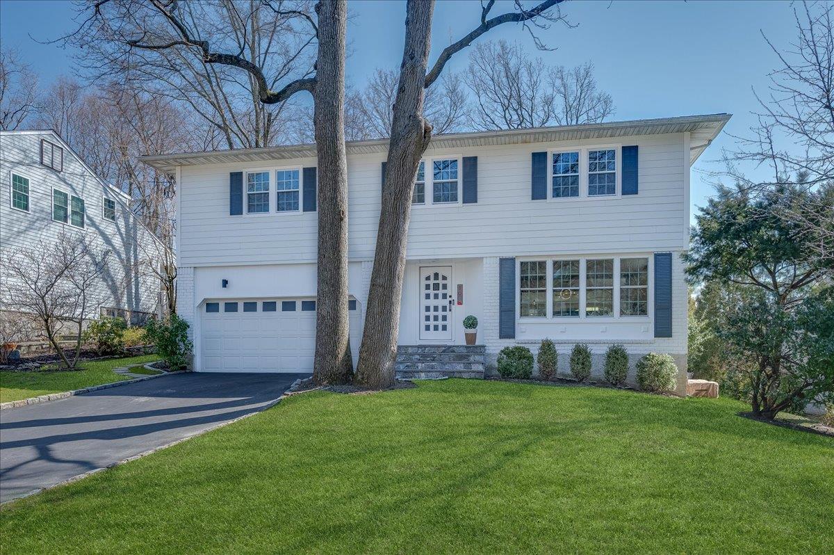 Rental Property at Sherwood Drive, Larchmont, New York - Bedrooms: 4 
Bathrooms: 3 
Rooms: 8  - $13,750 MO.