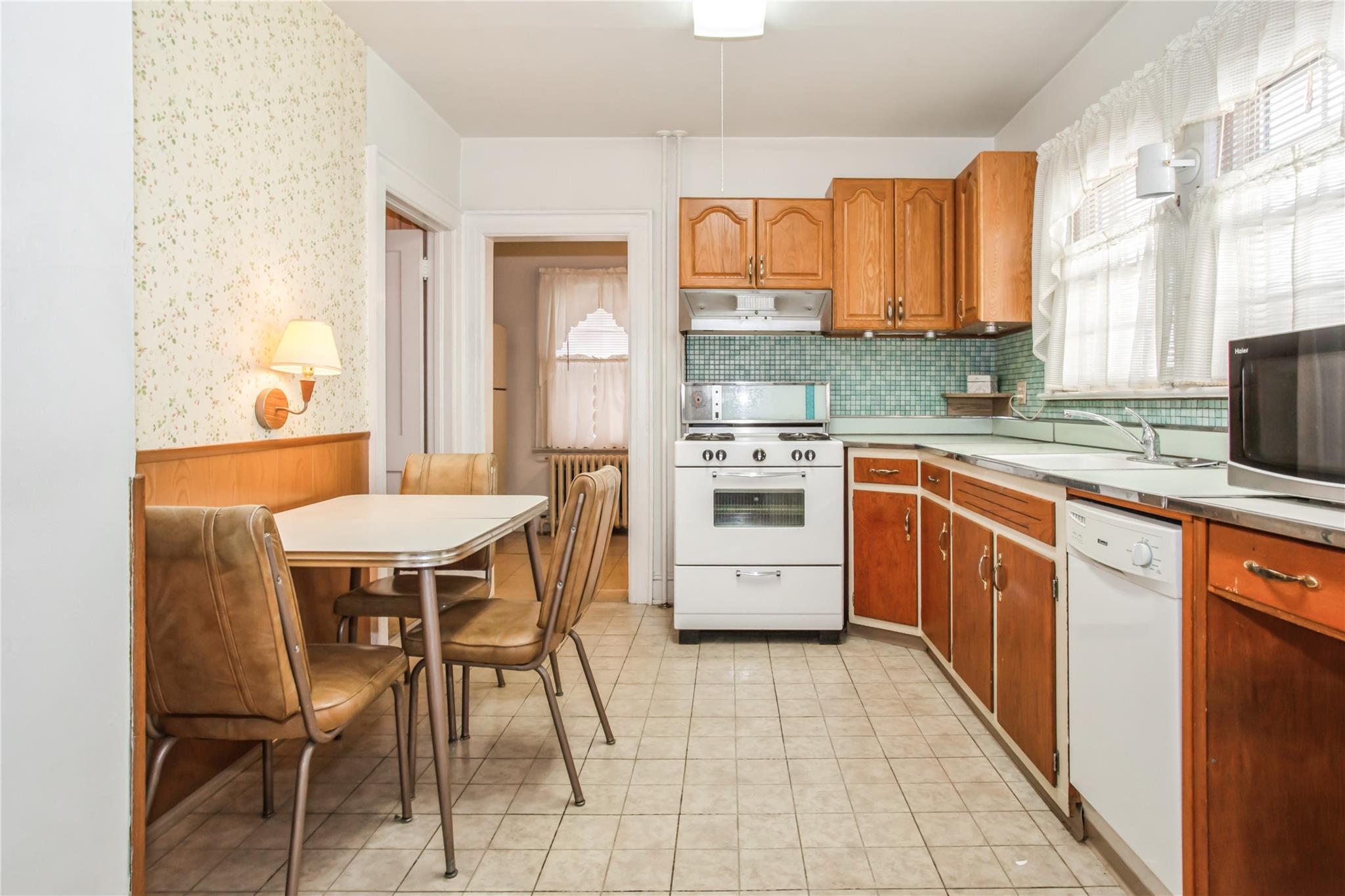 628 6th Avenue, New Hyde Park, New York image 10