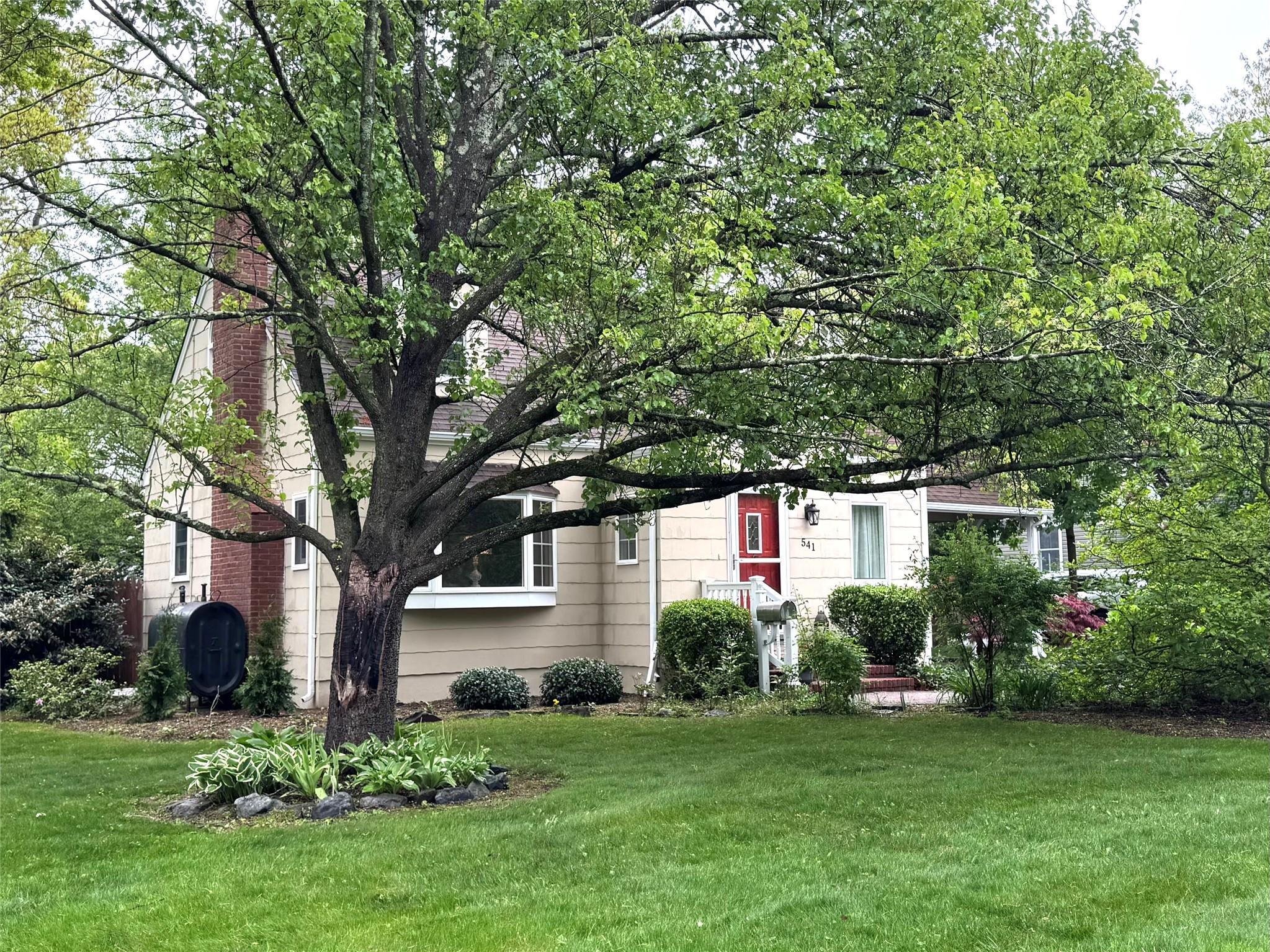 541 Peters Boulevard, Brightwaters, New York image 1