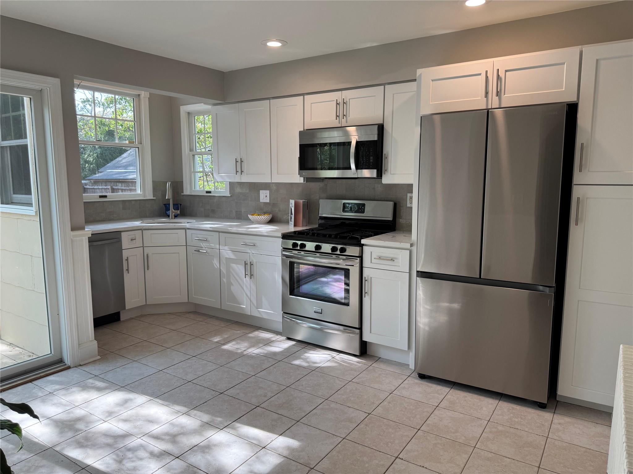 541 Peters Boulevard, Brightwaters, New York image 11