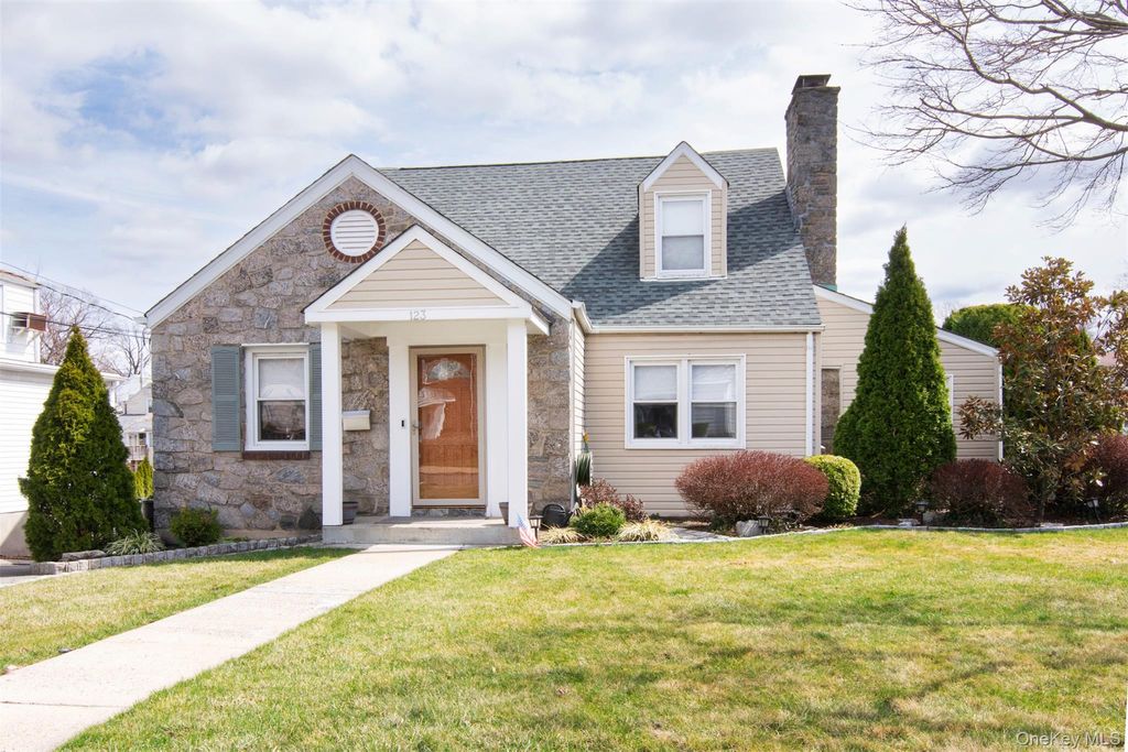 Photo of 123 Hildreth Place, Yonkers, NY 10704 (MLS # 976319)