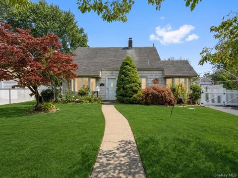 Homes For Sale - 19 Curve Lane<br/> Levittown, NY 11756